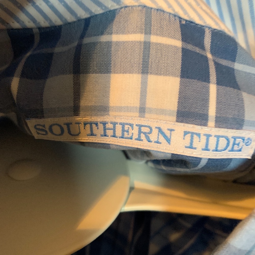 Southern Tide men’s logo button down. Worn once. Perfect‎ shape
